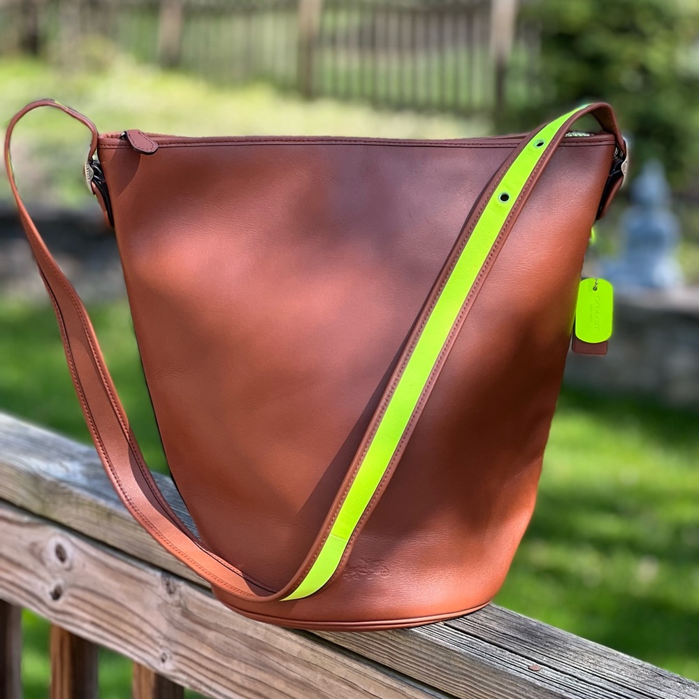 NWT! Coach XL Bucket - GL/Saddle GLO LLIGHT GOLDE